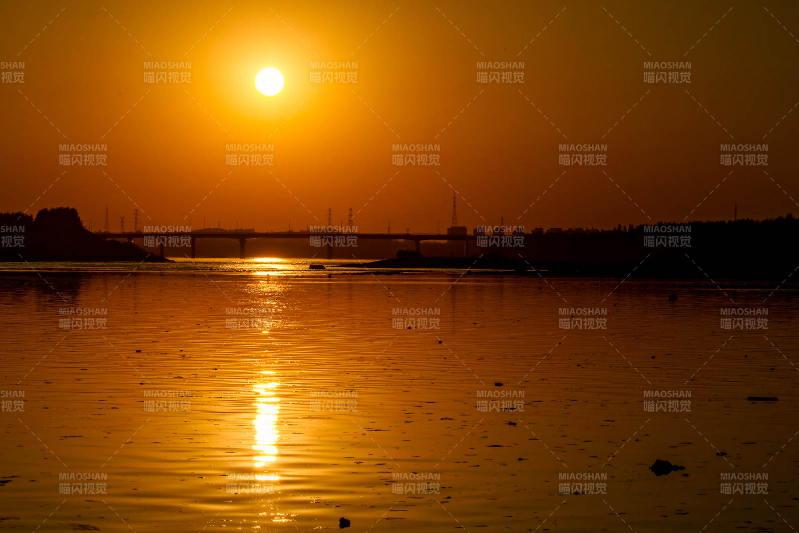 夕阳映水 桥影朦胧图片