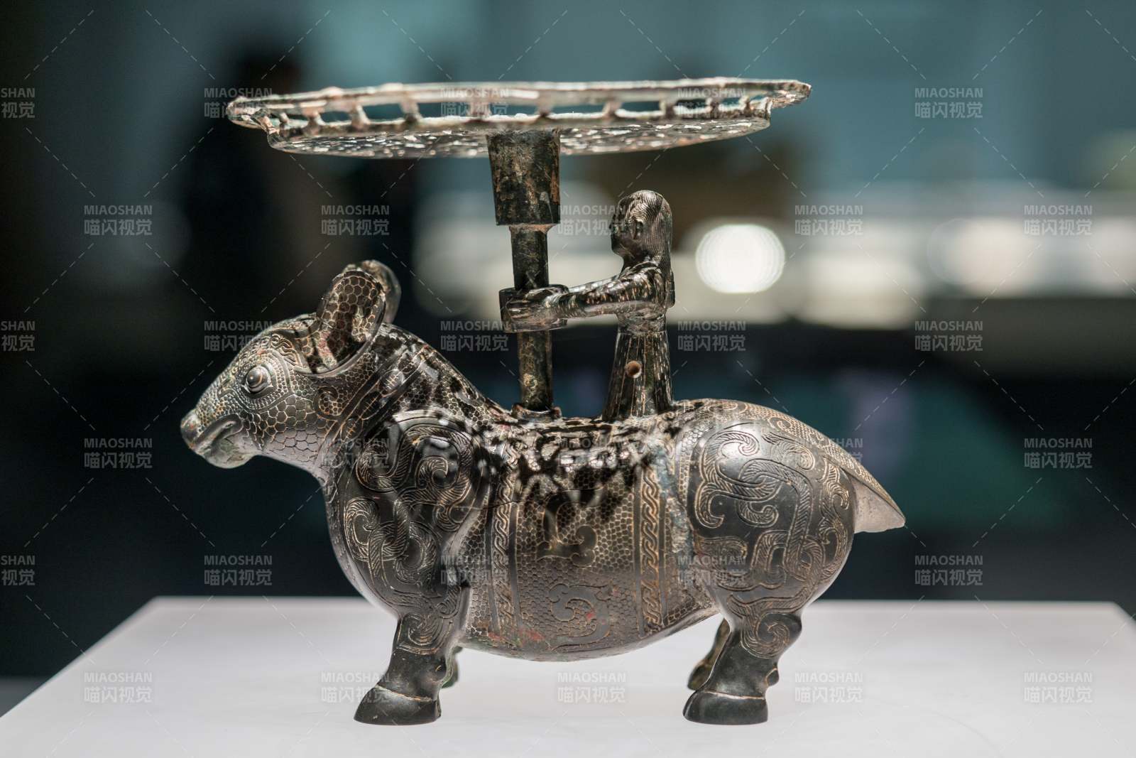 山西省博物院馆藏战国青铜器铜牺立人擎盘图片