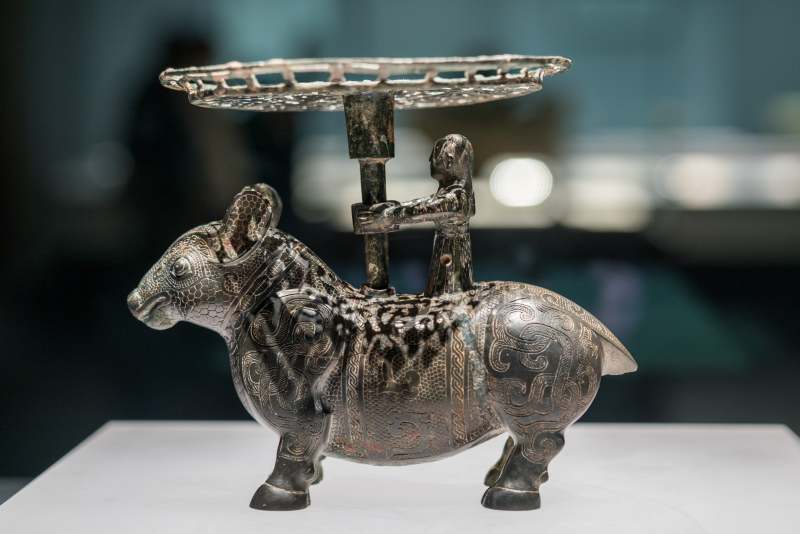 山西省博物院馆藏战国青铜器铜牺立人擎盘图片