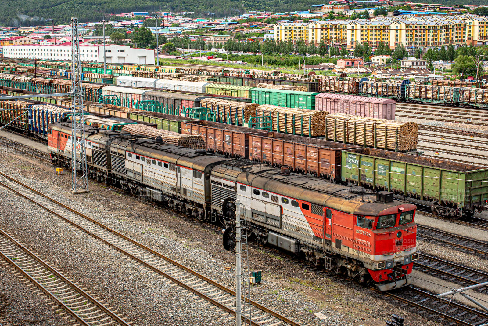 货运列车停靠在铁路站场图片