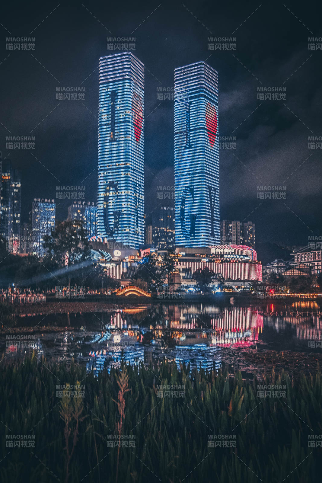 贵阳双塔夜景 光影璀璨图片