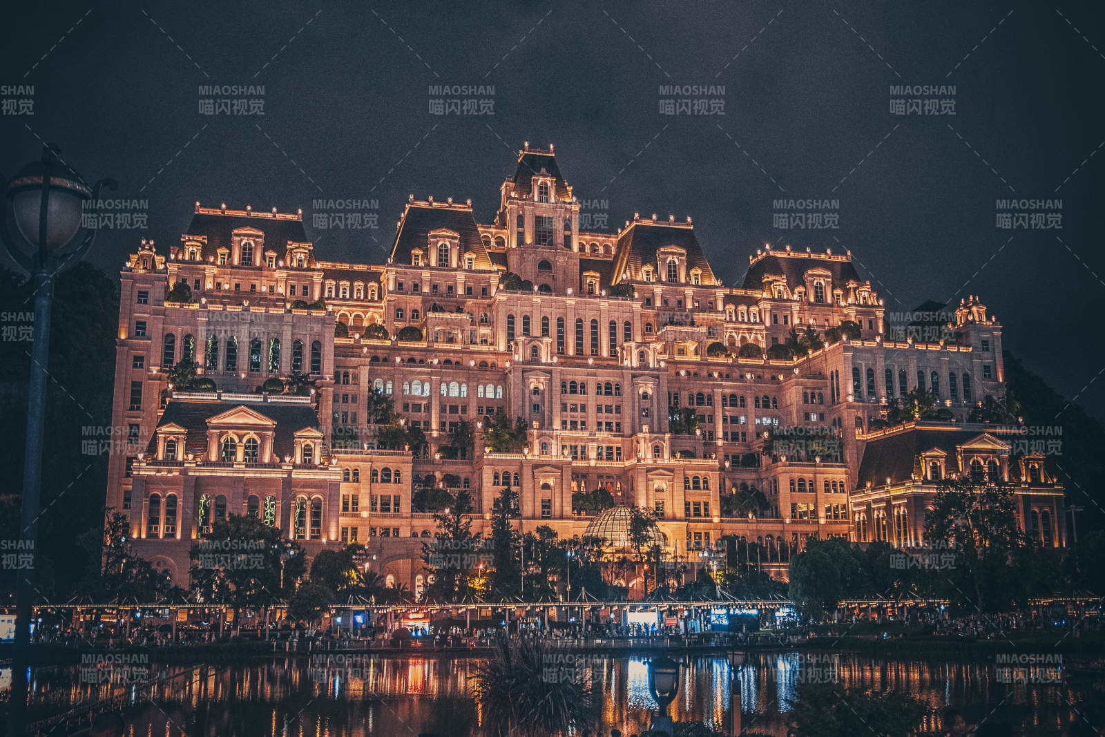 贵阳花果园白宫的宏伟建筑群夜景图片