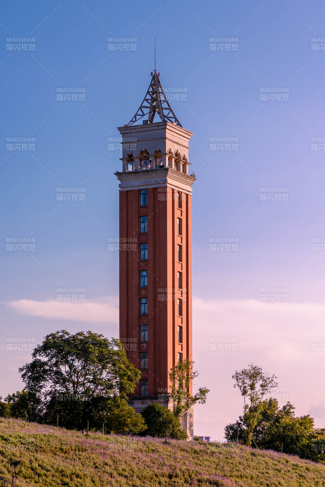 夕阳映照云南大学钟楼图片