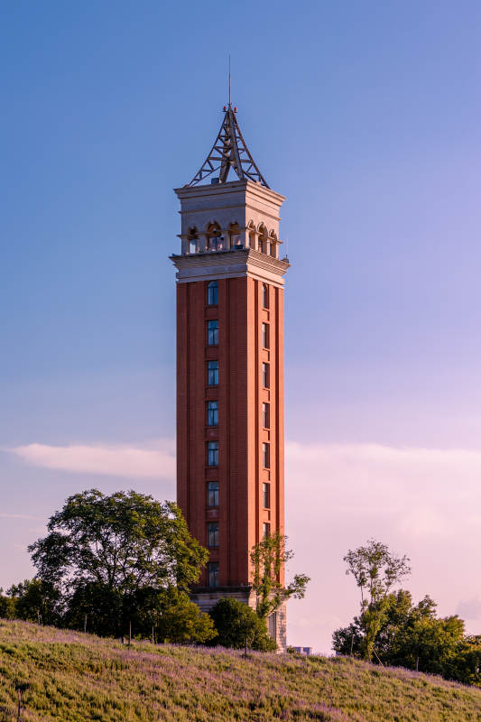 夕阳映照云南大学钟楼图片