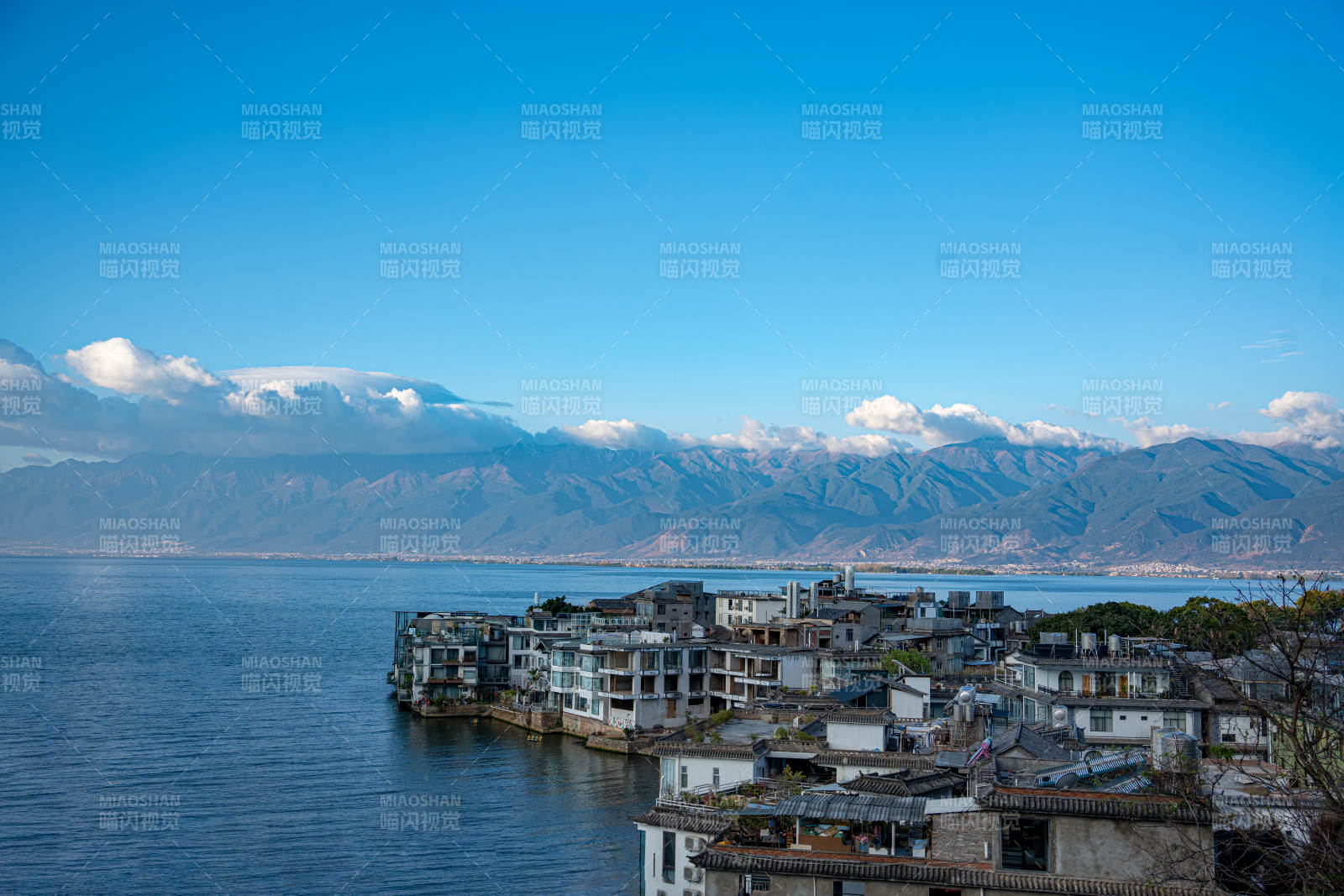 洱海边的宁静小镇图片