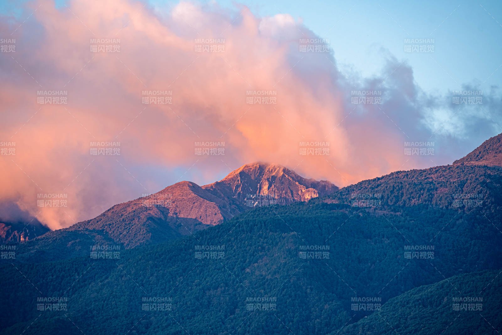 夕阳映照山峰云霞图片