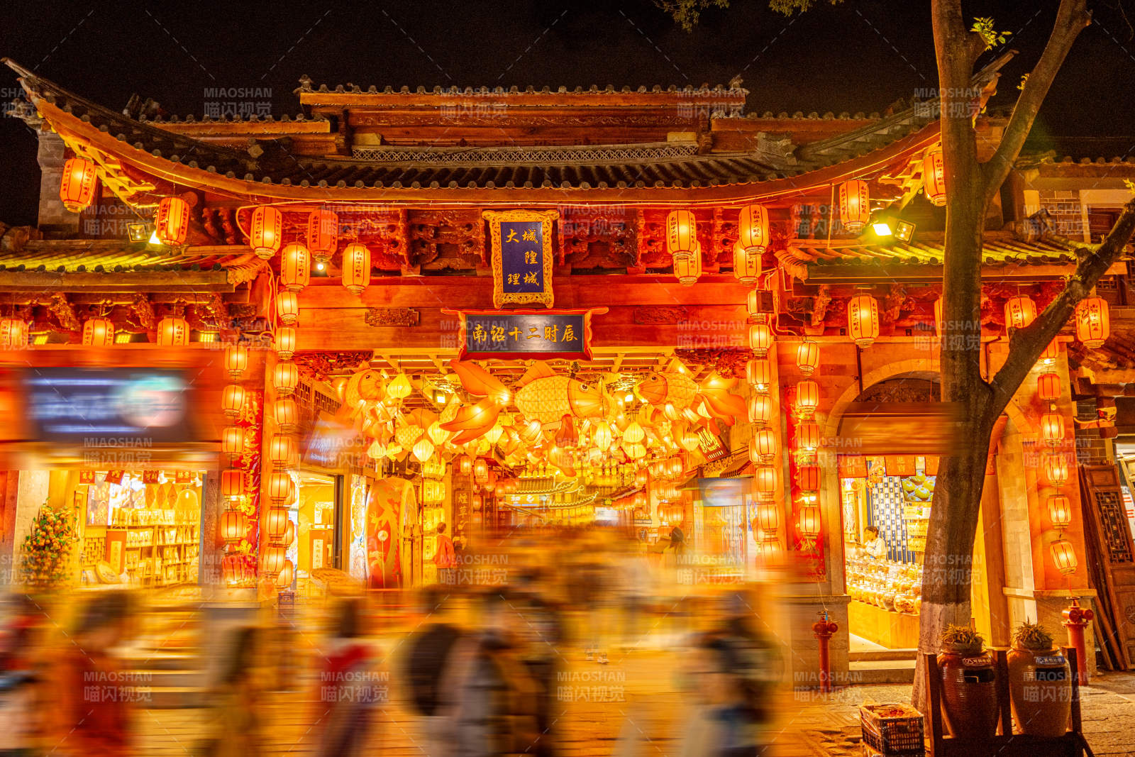 大理古城夜市灯火辉煌 人潮涌动图片