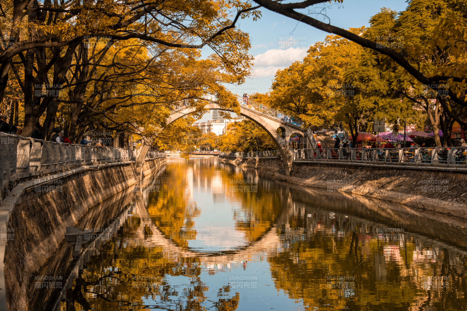 秋日运河 桥影斑斓图片