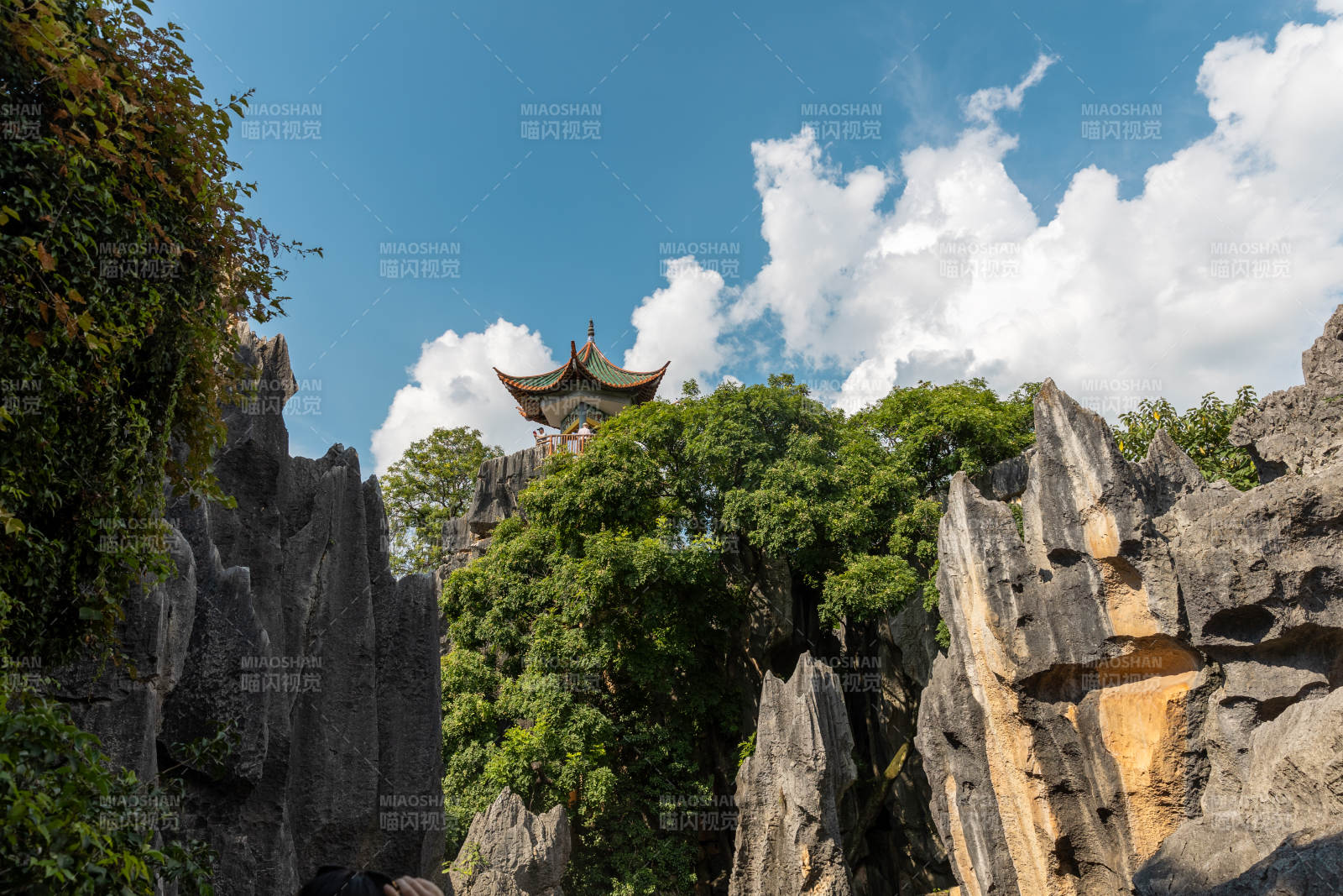 石林古塔 云影婆娑图片