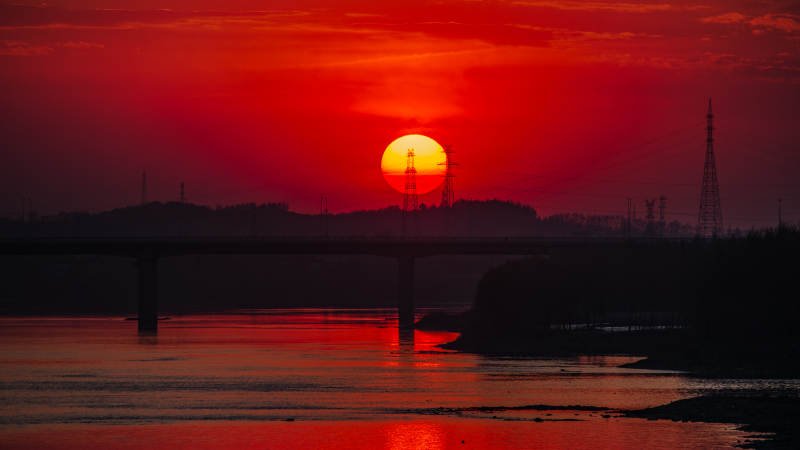 夕阳映桥 江水红霞图片