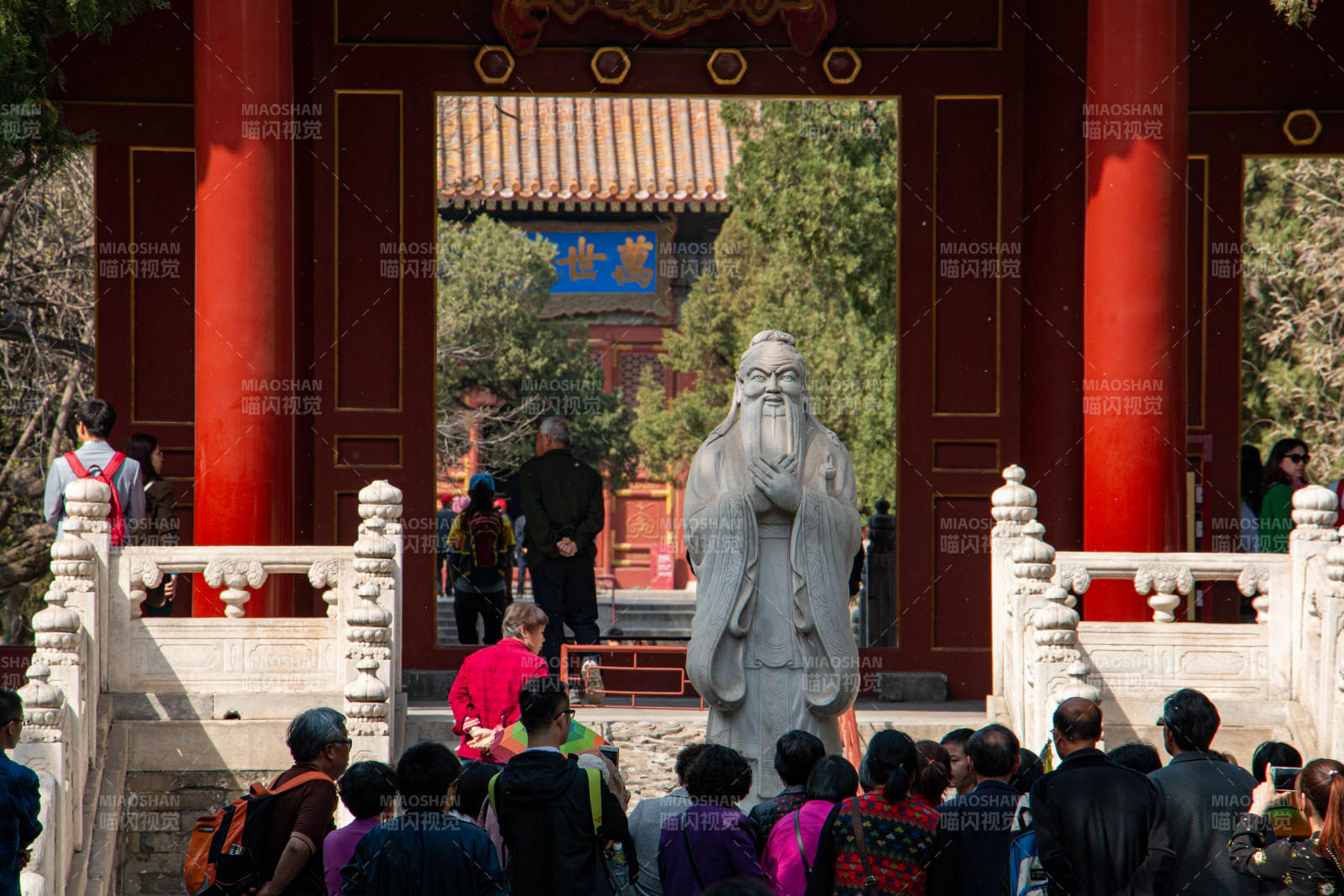 孔庙门前孔子雕像图片