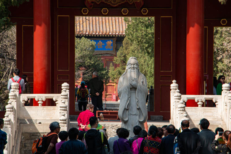 孔庙门前孔子雕像图片