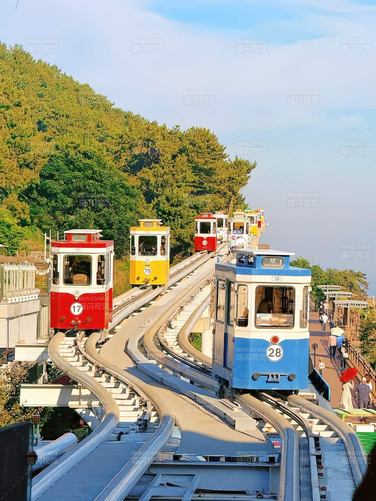 釜山海岸列车和胶囊小火车图片