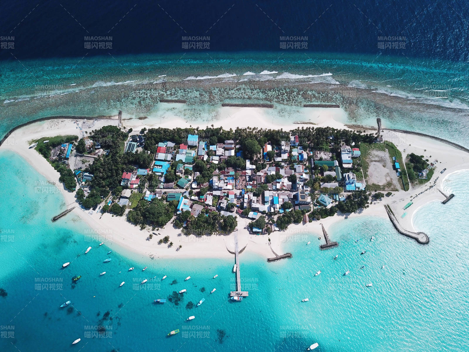 马尔代夫热带岛屿风光旖旎图片