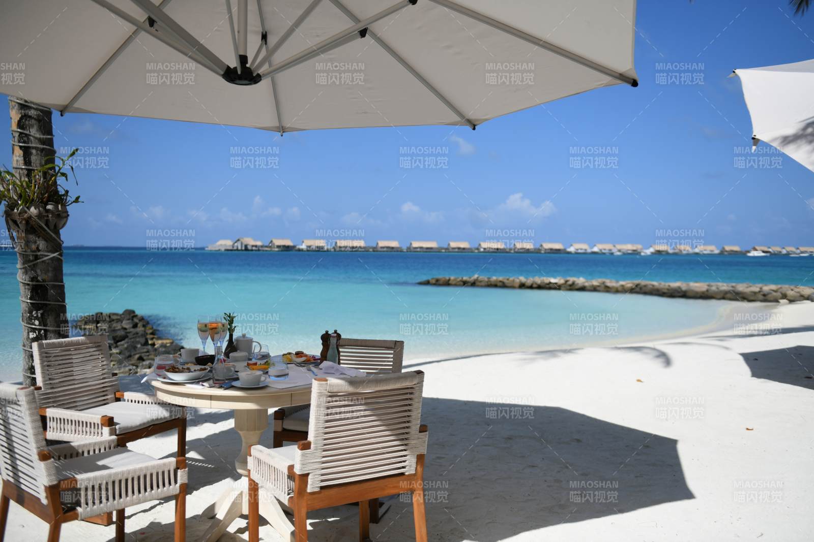 马尔代夫海滩上的悠闲时光图片