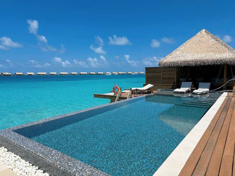 马尔代夫海滨泳池与茅屋别墅图片
