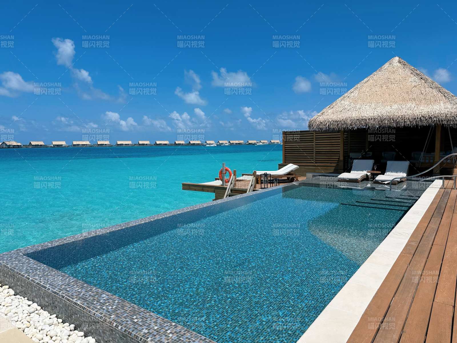 马尔代夫海滨泳池与茅屋别墅图片