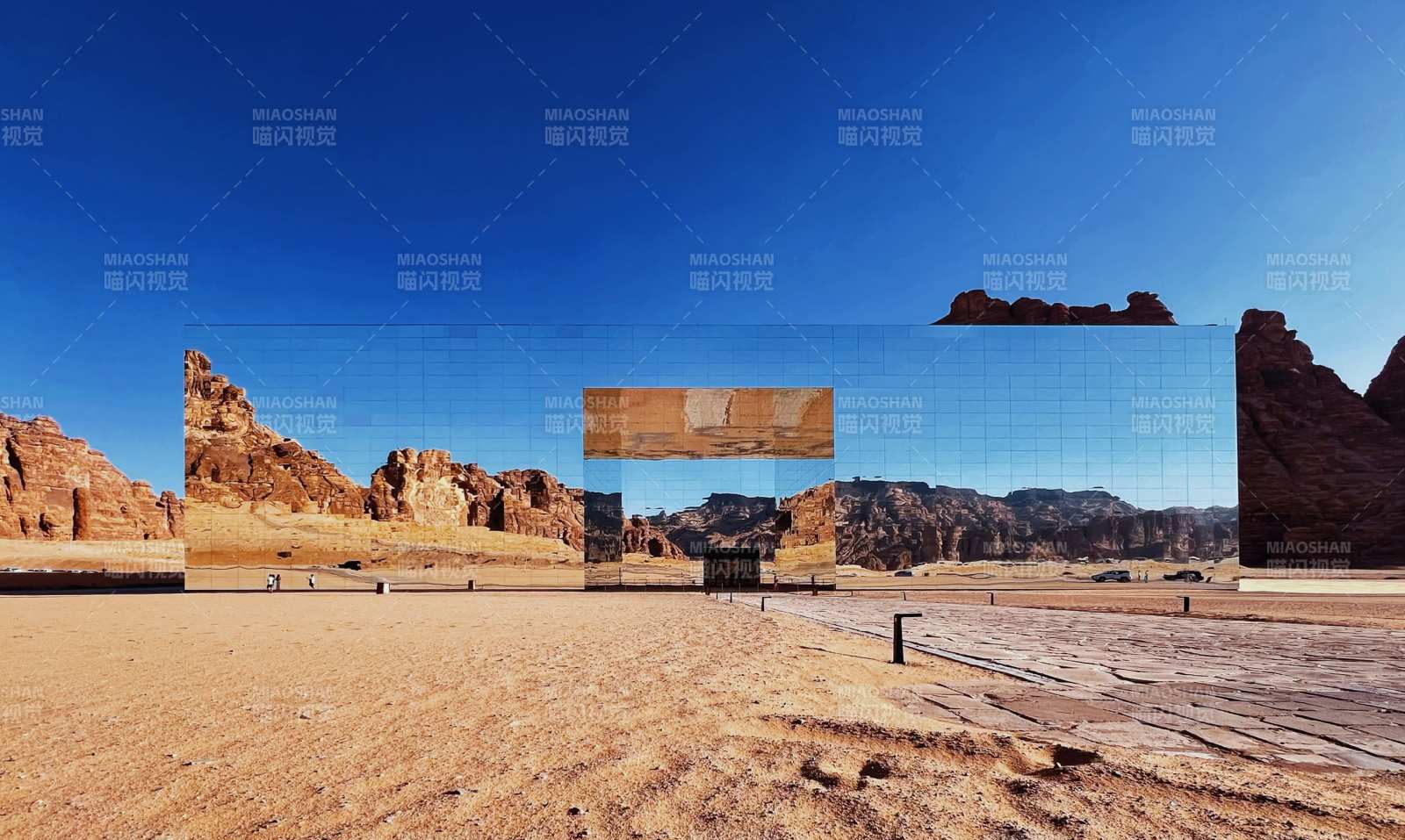 沙特MARAYA音乐厅沙漠中的镜面建筑图片