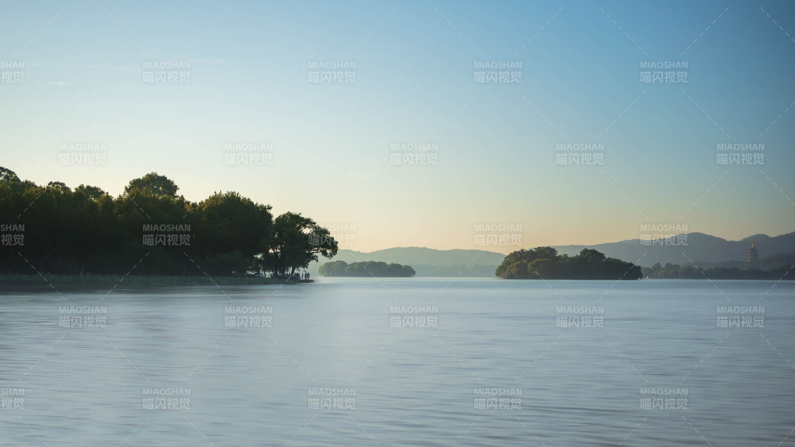 西湖畔晨光 静谧岛屿图片