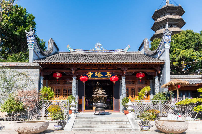 福州石塔寺前的宁静景象图片