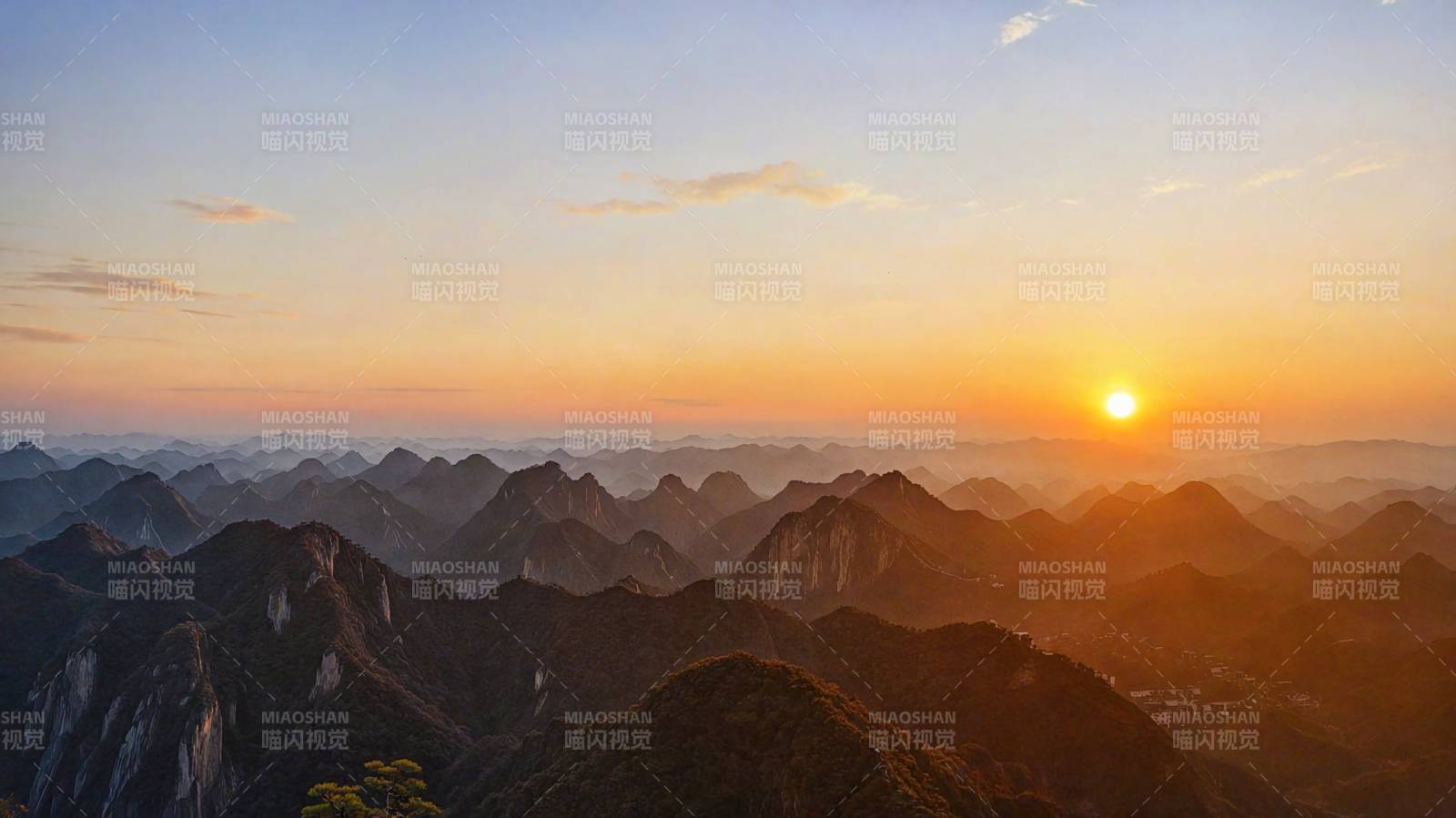 夕阳下的山峦美景图片