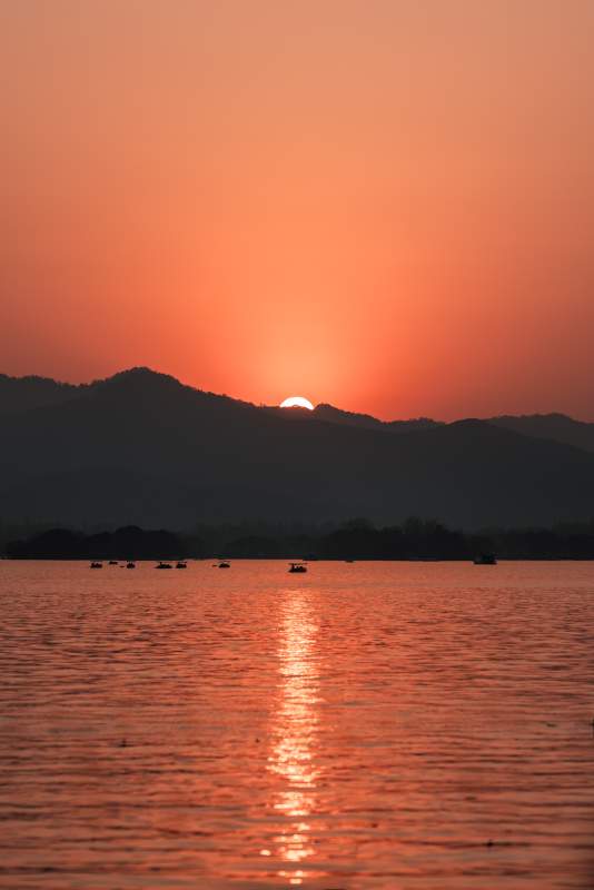 西湖湖畔夕阳映山影图片