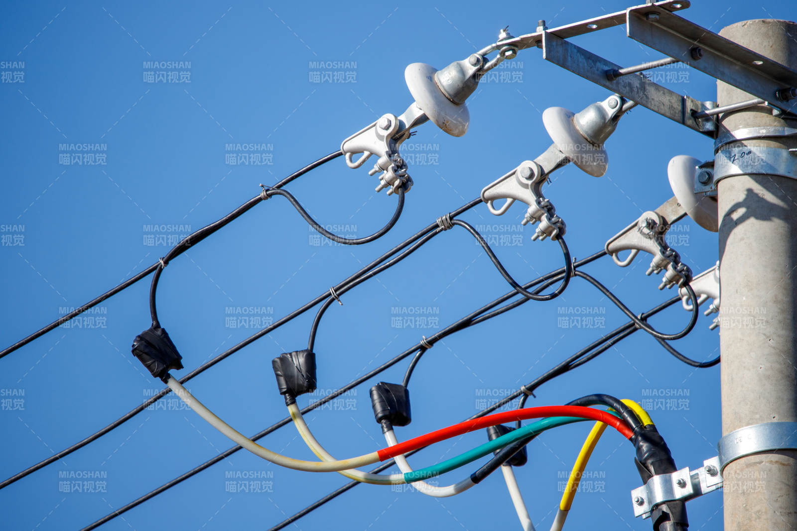 电线杆上的电缆连接特写图片