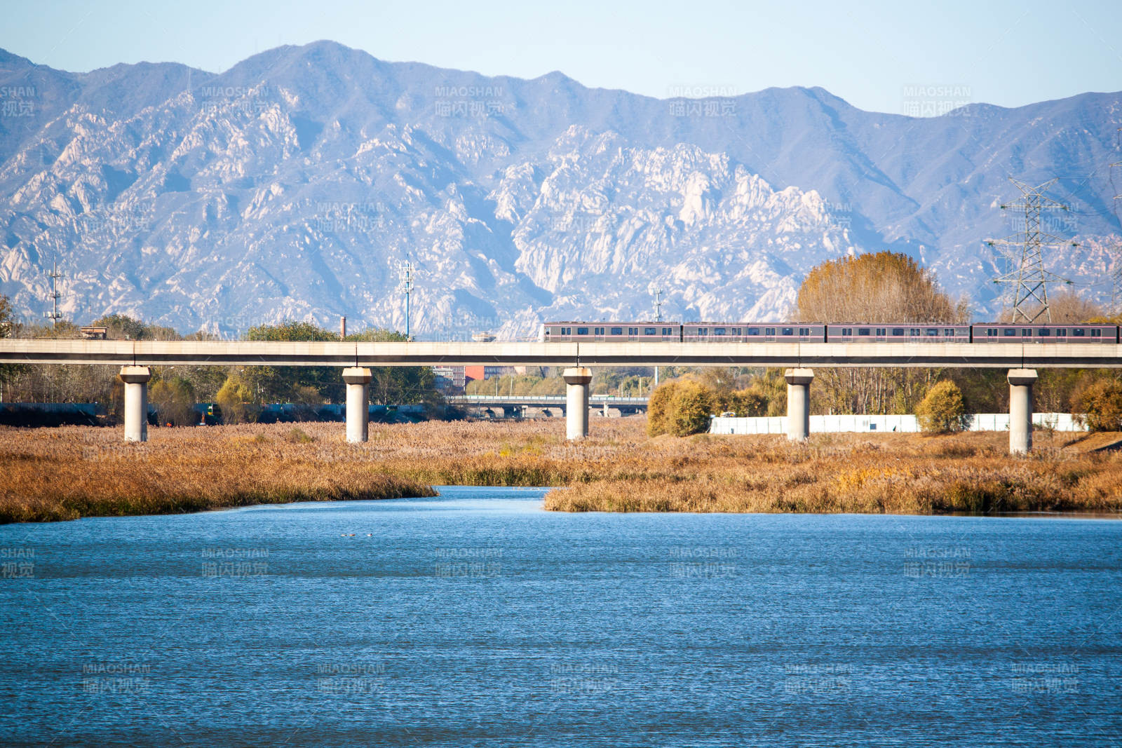 湖畔列车 远山静谧 北京市昌平区图片