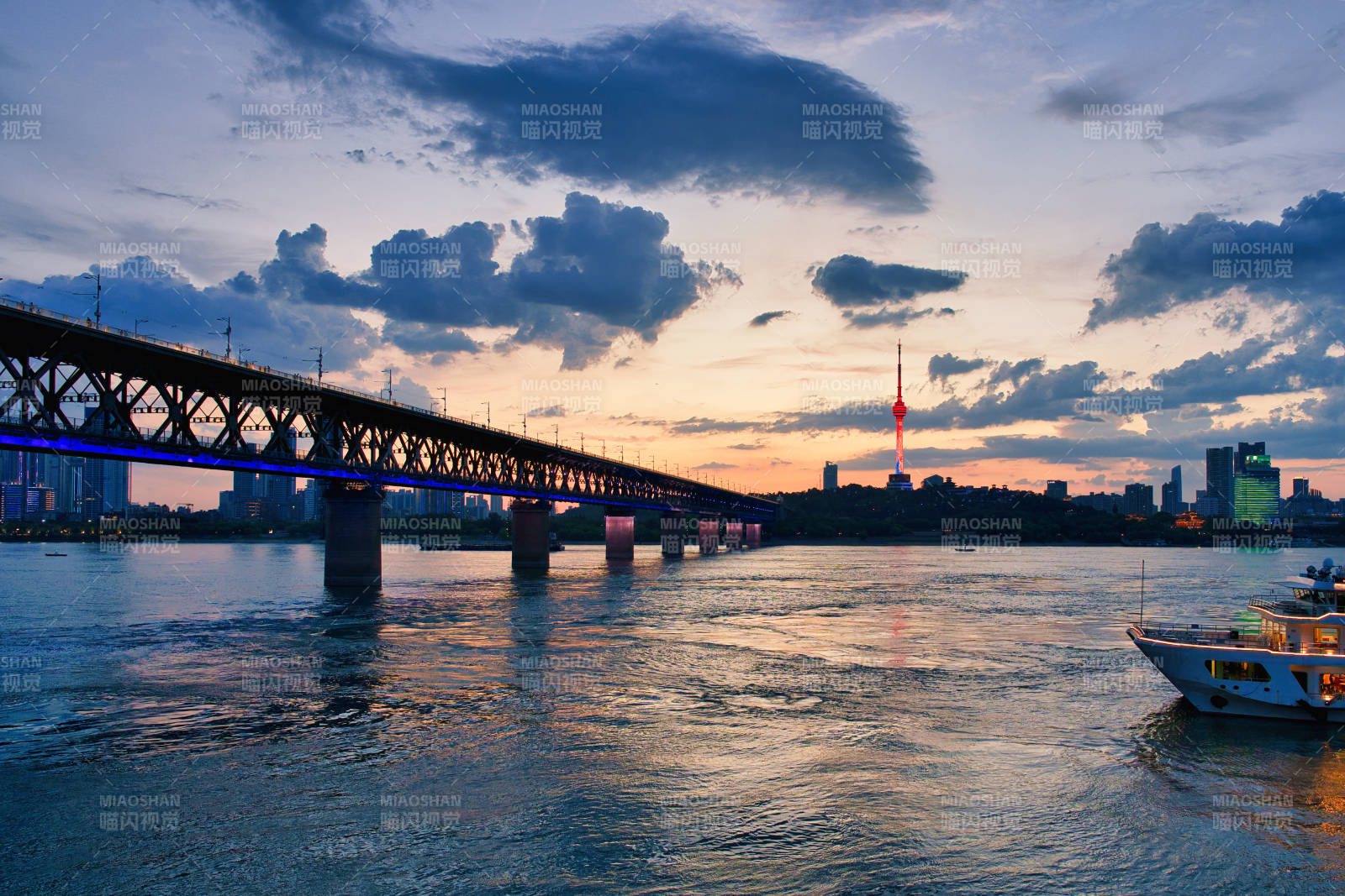武汉长江大桥江城夜景 桥影流光图片