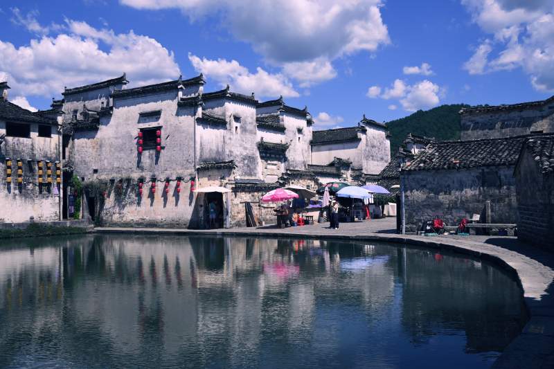 古村水映晴空景图片