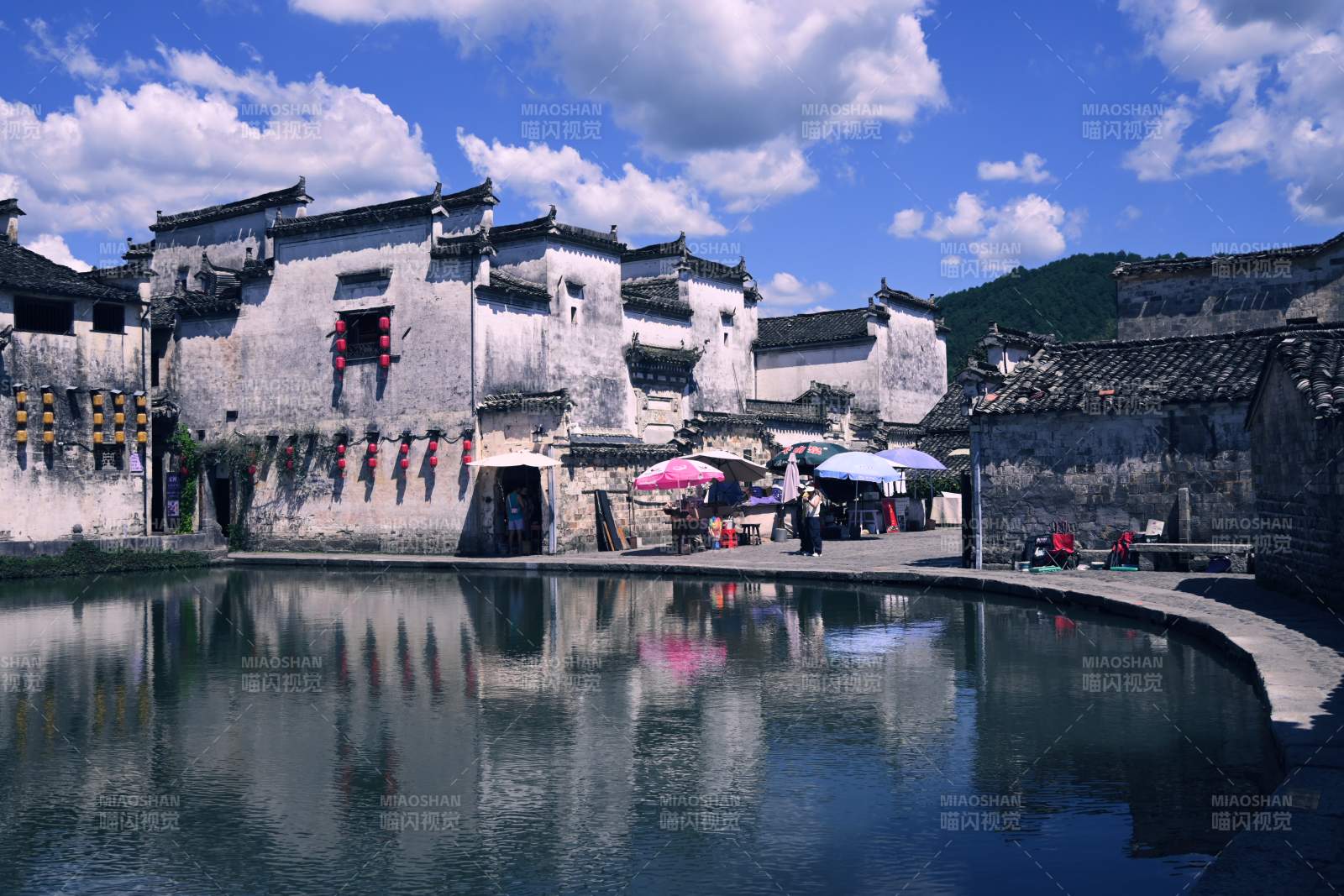 古村水映晴空景图片