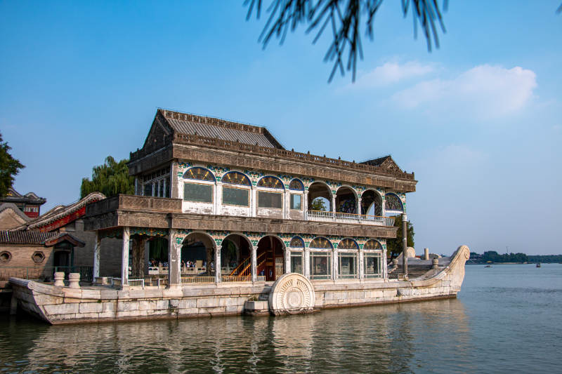 颐和园石舫静泊湖畔图片