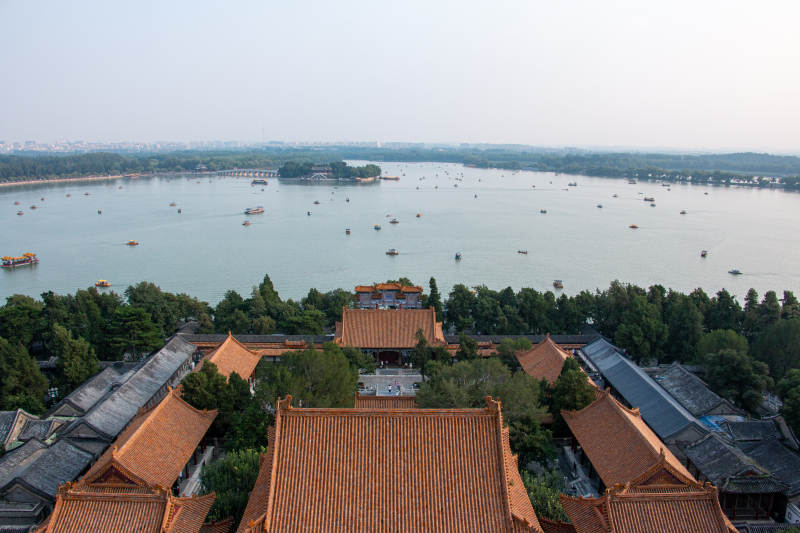 颐和园湖畔古建筑群景图片