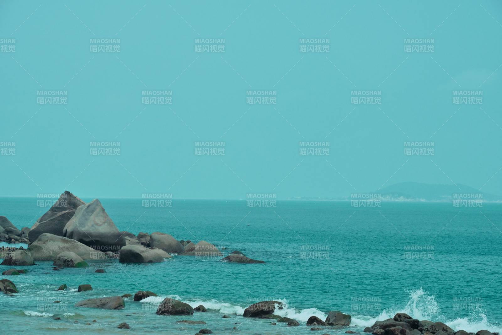 碧海蓝天 礁石静谧图片