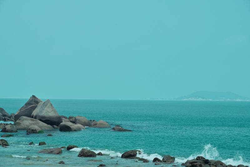 碧海蓝天 礁石静谧图片