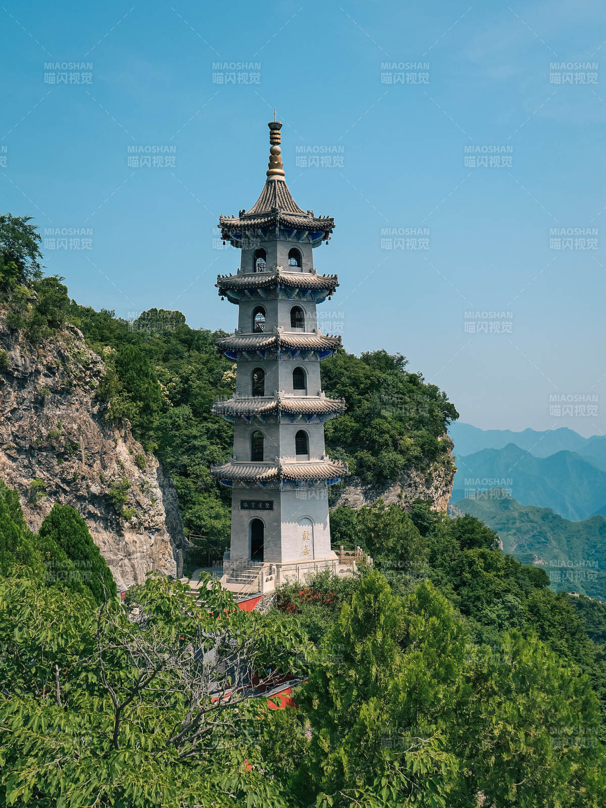 山间古塔图片