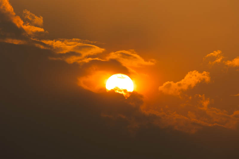 夕阳穿透云层的光辉图片