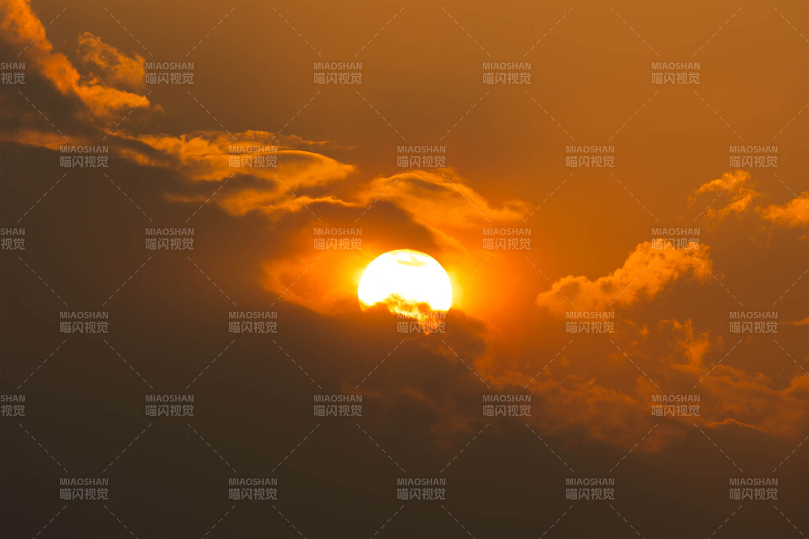 夕阳穿透云层的光辉图片