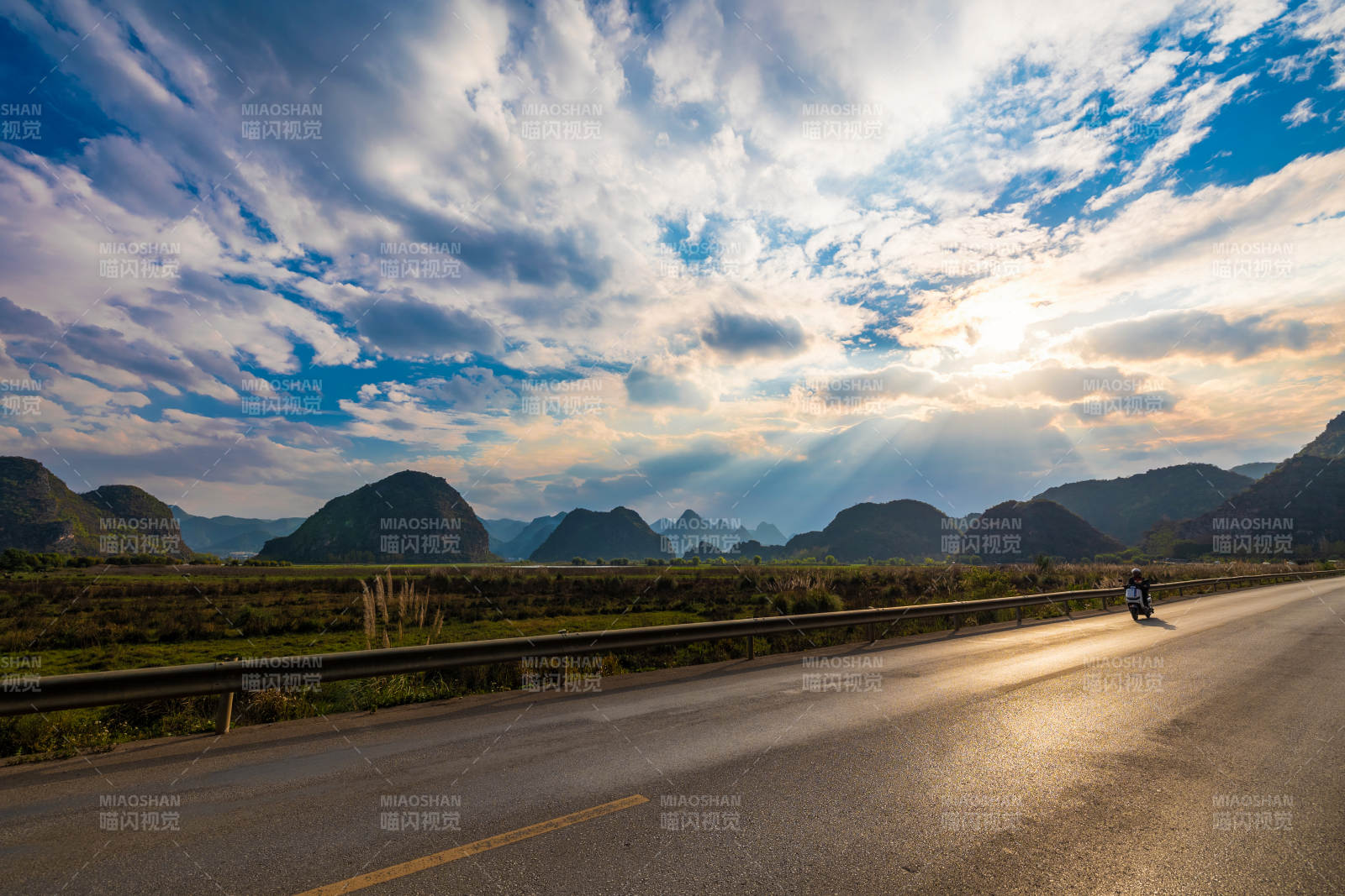普者黑山间公路夕阳美景图片