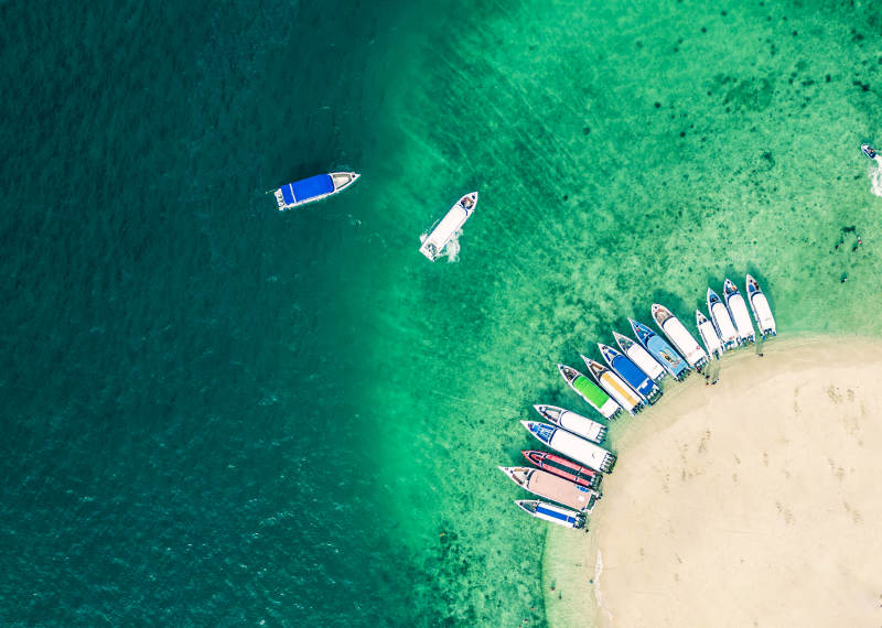 普吉岛海滩停泊的船只图片