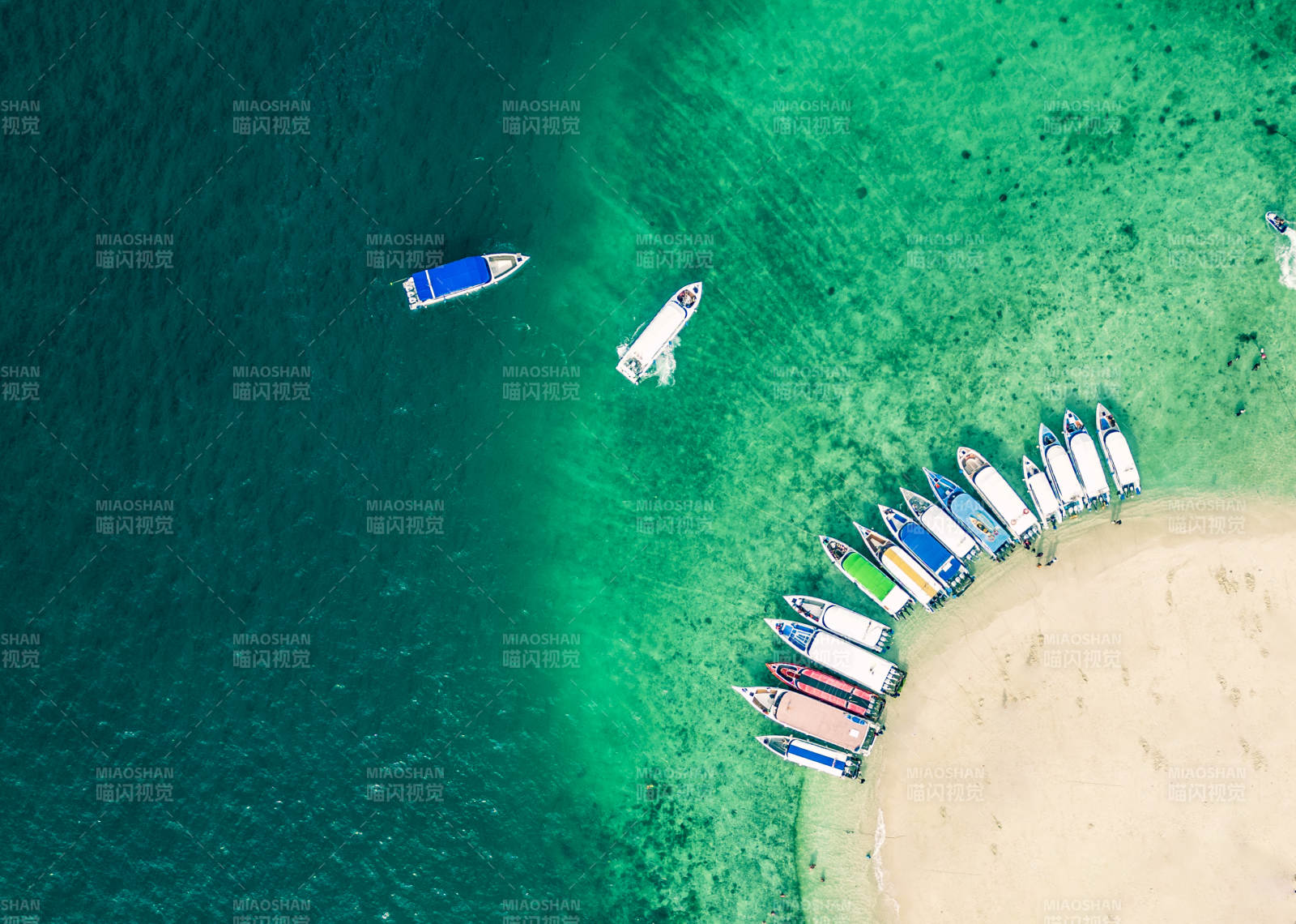 普吉岛海滩停泊的船只图片