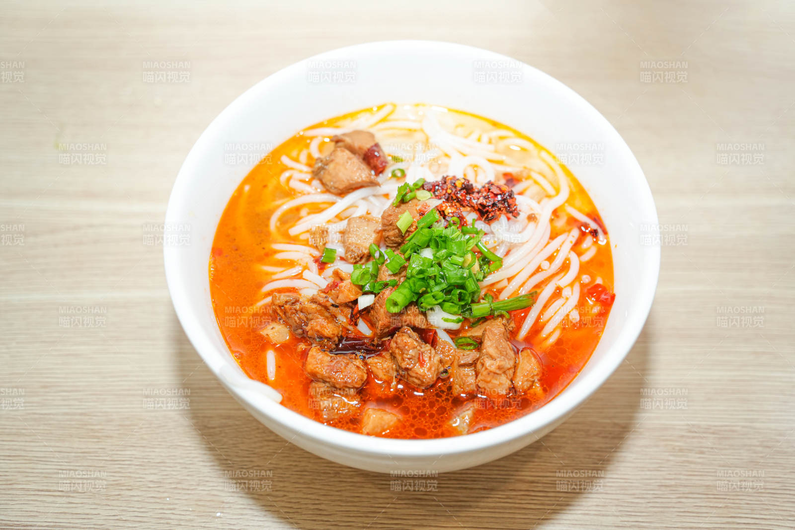 云南焖肉米线图片