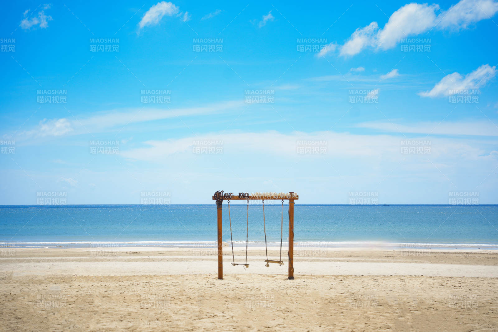 海南万宁神州半岛沙滩海边秋千图片