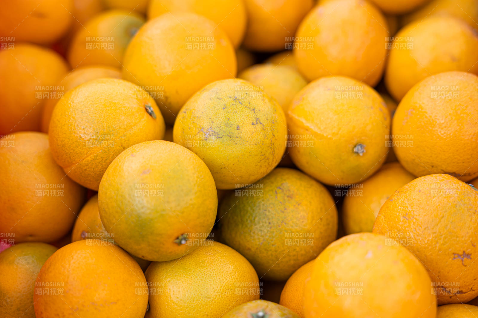 新鲜橙子堆叠特写图片