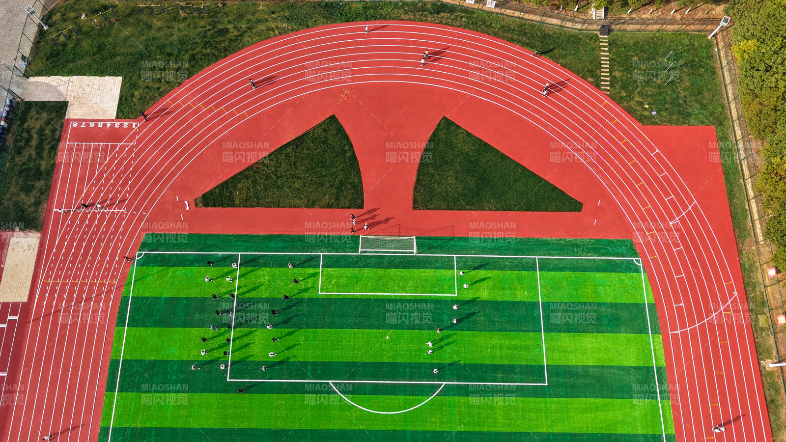 校园操场俯瞰图图片