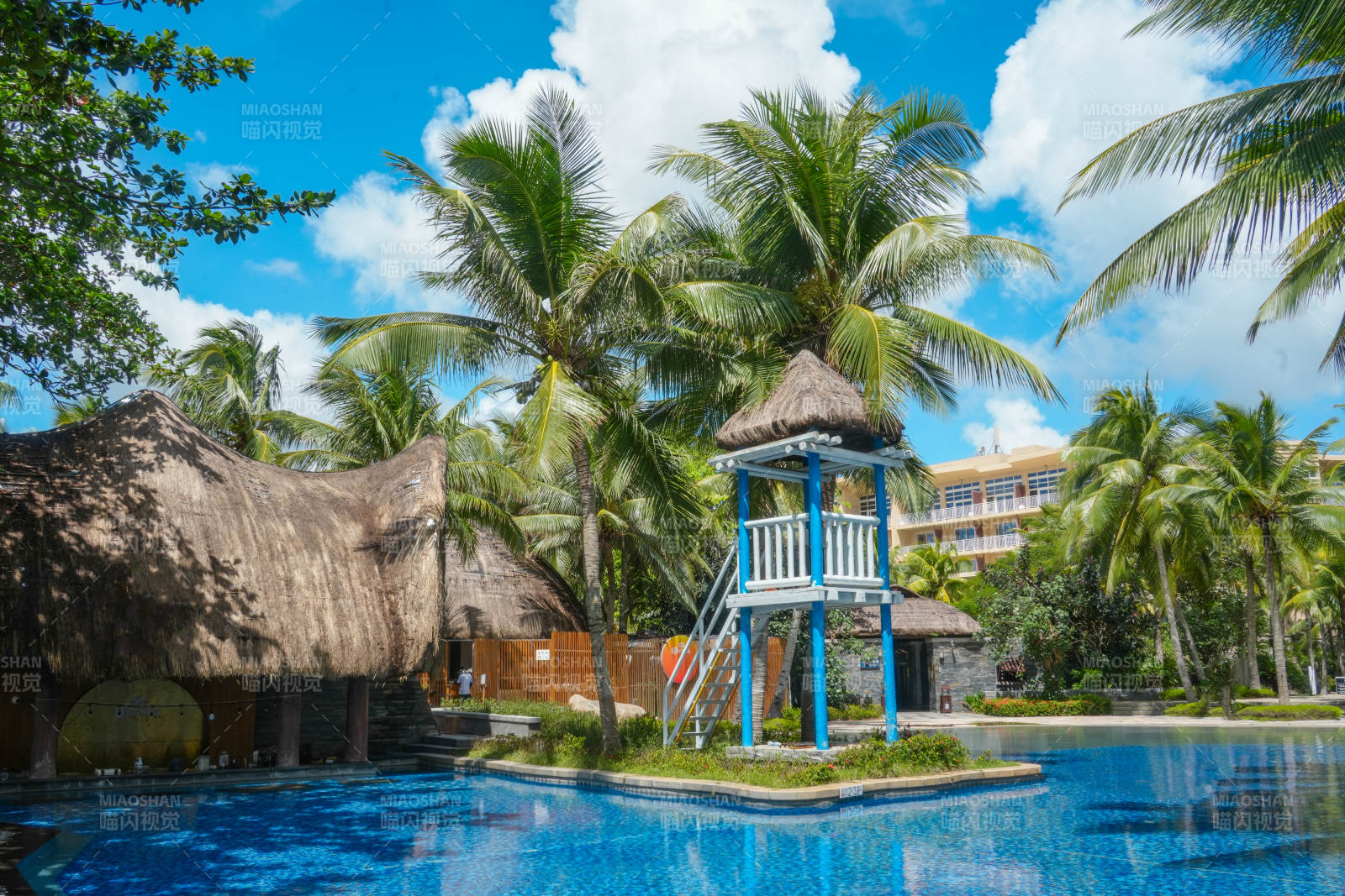 热带度假村泳池风光图片