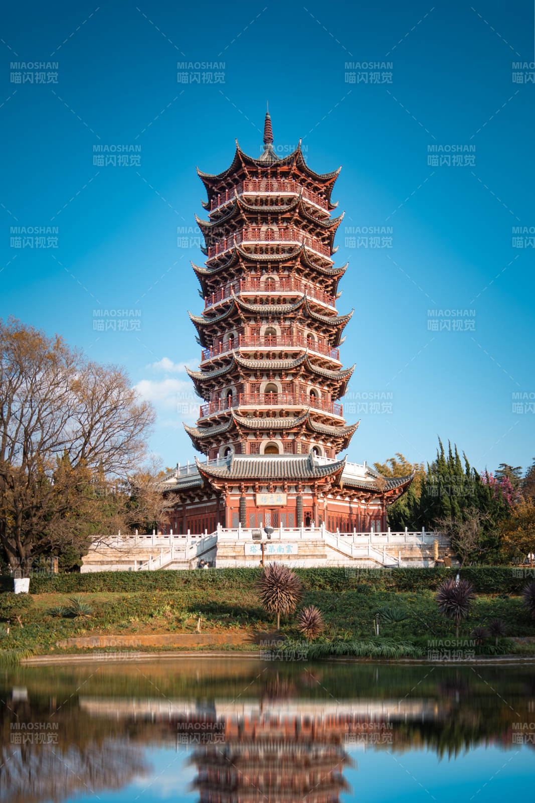 昙华寺瑞应木塔 古塔映水 蓝天晴朗图片