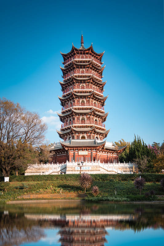 昙华寺瑞应木塔 古塔映水 蓝天晴朗图片