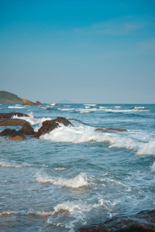 海浪拍打岩石海岸线图片