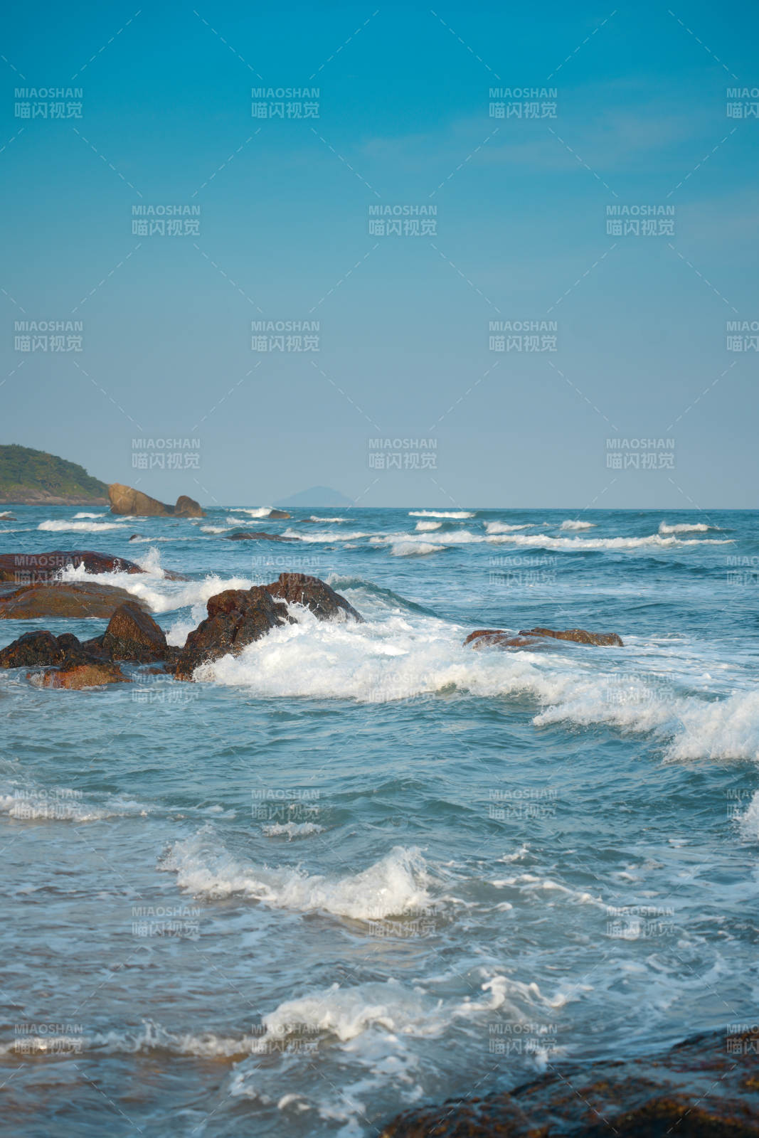 海浪拍打岩石海岸线图片